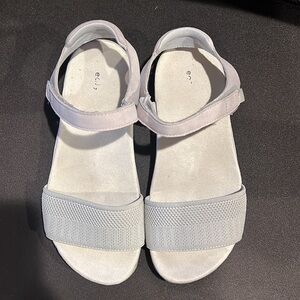 EUC Easy Spirit Shailey Light Gray Sandals 7WW